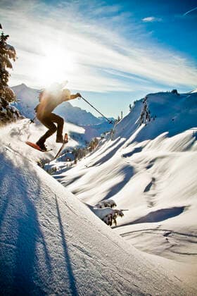 Man wearing snowshoes jumps off a steep bank near Artist s Point. Glacier, WA, United States CR_JDIP210506-715563-01 ,model released, Symbolfoto