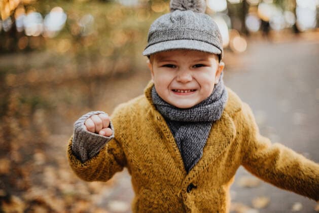 Creative Highlights Symbolbilder Stylish boy having fun in autumn city park. Happy kid walking among fallen leaves. Kids fashion. Boy wearing trendy yellow coat, cap and scarf. Smiling young boy outdoors. Kid jumping and run Belarus, Mogilev Region, Belarus CR_PJWUOI210506-739473-01 ,model released, Symbolfoto