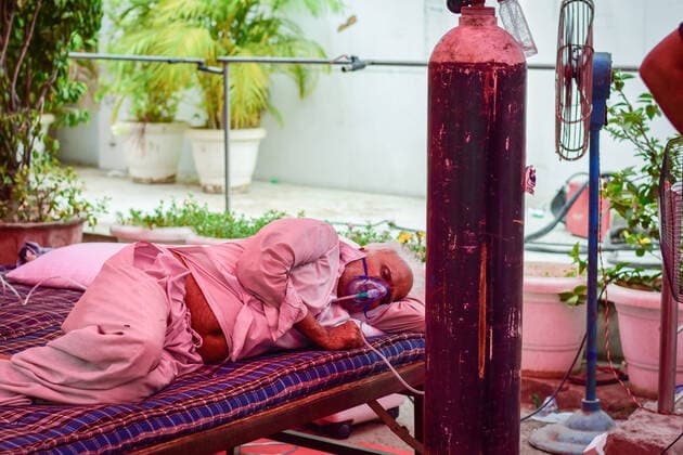 May 6, 2021, Ghaziabad, Uttar Pradesh, India: A patient suffering from Covid-19 is treated with free oxygen at a makeshift clinic outside the Gurdwara Damdama Sahib. India faces shortage of medical oxygen and in such circumstances an NGO known as Khalsa Help International helps Covid-19 patients by offering them free oxygen. Ghaziabad India - ZUMAs197 20210506_zaa_s197_069 Copyright: xManishxRajputx xSOPAximagesx