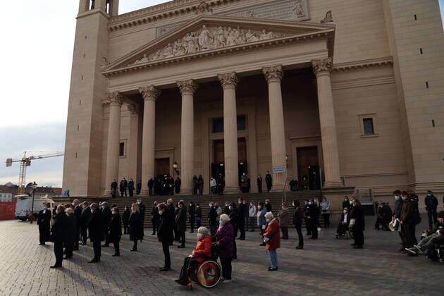Bilder des Jahres 2021, News 05 Mai News Themen der Woche KW18 News Bilder des Tages Menschen stehen vor der Nikolaikirche und gedenken bei Glockengeläut der im Oberlinhaus getöteten Menschen, Alter Markt, Potsdam, 6. Mai 2021. Gedenkgottesdienst in Potsdam *** People stand in front of the Nikolaikirche and commemorate the people killed in the Oberlinhaus, Alter Markt, Potsdam, 6 May 2021 Memorial service in Potsdam