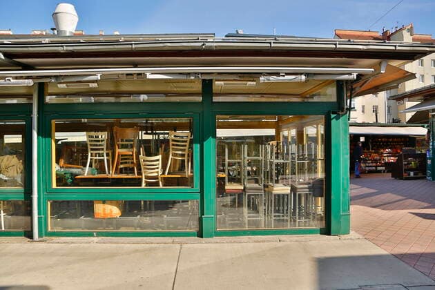 Coronakrise: Gastronomie öffnet wieder am 19. Mai Wien, 06.05.2021 Corona-Pandemie, Corona, Corona-Virus, CoV 2, Covid 19, Sars, Virus, Virusinfektion, Pandemie, CoronakriseKrise, Viruserkrankung, Coronavirus, SARS-CoV-2 Wiener Naschmarkt geschlossene Gastronomie Gastgarten, Schanigarten-Schani-Garten Tische, Stühle, gestapelte Lockdown geschlossen Wien Austria