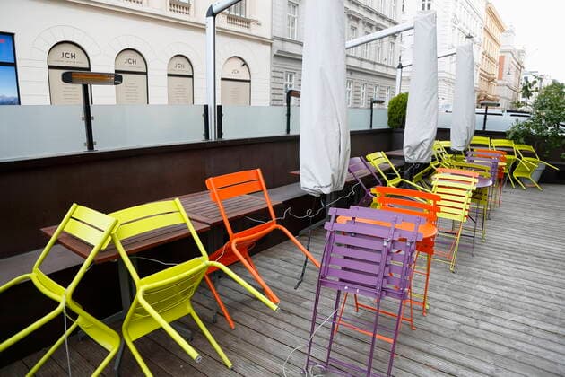Coronakrise: Gastronomie öffnet wieder am 19. Mai Wien, 06.05.2021 Corona-Pandemie, Corona, Corona-Virus, CoV 2, Covid 19, Sars, Virus, Virusinfektion, Pandemie, CoronakriseKrise, Viruserkrankung, Coronavirus, SARS-CoV-2 Lockdown Gastgarten, Schanigarten-Schani-Garten Tische, Stühle, Sesseln, eingespannte Sonnenschirme Geschlosener Gastgarten Wien Austria
