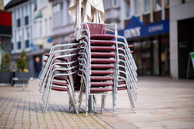 Coronavirus - Innenstadt in Lübbecke Leere Stühle und Tische eines Gastronomiebetriebs in der Fußgängerzone der Stadt Lübbecke. Foto: Kirchner-Media Wedel Lübbecke Nordrhein-Westfalen Deutschland Copyright: xKirchner-Media Wedelx