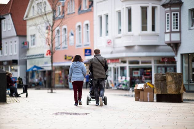 Coronavirus - Innenstadt in Lübbecke Menschen gehen durch die Fußgängerzone der Stadt Lübbecke. Foto: Kirchner-Media Wedel Lübbecke Nordrhein-Westfalen Deutschland Copyright: xKirchner-Media Wedelx