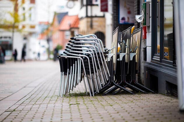 Coronavirus - Innenstadt in Lübbecke Leere Stühle und Tische eines Gastronomiebetriebs in der Fußgängerzone der Stadt Lübbecke. Foto: Kirchner-Media Wedel Lübbecke Nordrhein-Westfalen Deutschland Copyright: xKirchner-Media Wedelx