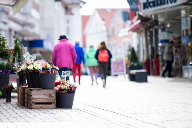 Coronavirus - Innenstadt in Lübbecke Blumen stehen an einem Blumenladen in einer Einkaufsstraße in der Fußgängerzone der Stadt Lübbecke. Foto: Kirchner-Media Wedel Lübbecke Nordrhein-Westfalen Deutschland Copyright: xKirchner-Media Wedelx