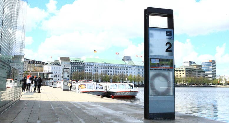 Nahezu menschenleerer Anleger am Jungfernstieg in der Hamburger Innenstadt während des Lockdowns. Altstadt Hamburg
