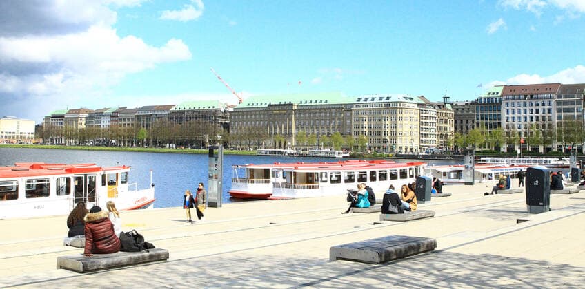 Während des Lockdowns nur spärlich besuchter Anleger am Jungfernstieg in der Hamburger Innenstadt. Altstadt Hamburg