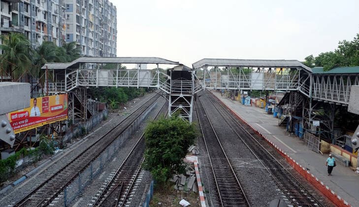 (210507) -- KOLKATA, May 7, 2021 () -- Photo taken on May 6, 2021 shows an empty railway station amid COVID-19 pandemic in Kolkata, India. India recorded a record 412,262 new COVID-19 cases and 3,980 deaths in the past 24 hours on Thursday. (Str ) INDIA-KOLKATA-COVID-19-CASES Xinhua 