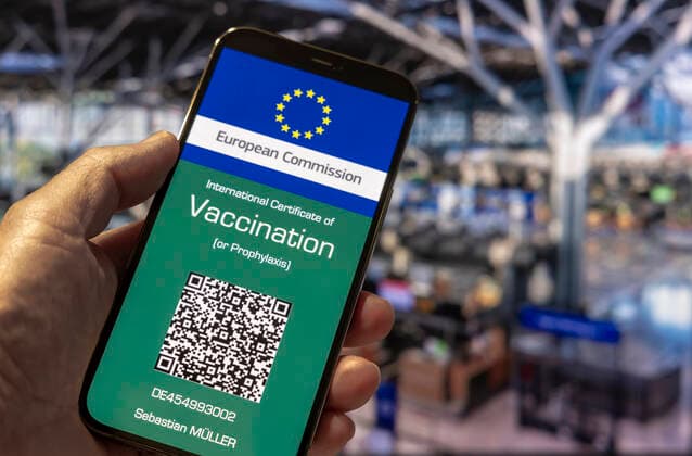 Die Europäische Kommission arbeitet an einem digitalen Impfpass, der die eingeschränkten Reisemöglichkeiten erweitert und Freiheiten zurück gibt. (Mögliche Visualisierung des digitalen EU-Impfpasses). 07.05.2021. Europa, Deutschland, Baden-Württemberg, Stuttgart.