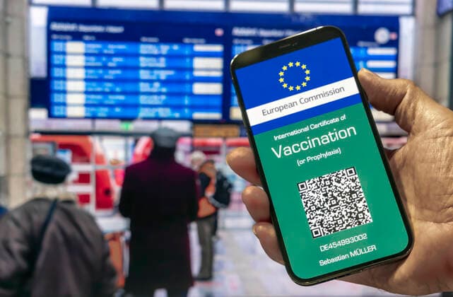 Die Europäische Kommission arbeitet an einem digitalen Impfpass, der die eingeschränkten Reisemöglichkeiten erweitert und Freiheiten zurück gibt. (Mögliche Visualisierung des digitalen EU-Impfpasses). 07.05.2021. Europa, Deutschland, Baden-Württemberg, Stuttgart.
