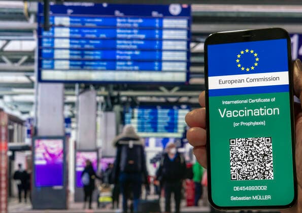 Die Europäische Kommission arbeitet an einem digitalen Impfpass, der die eingeschränkten Reisemöglichkeiten erweitert und Freiheiten zurück gibt. (Mögliche Visualisierung des digitalen EU-Impfpasses). 07.05.2021. Europa, Deutschland, Baden-Württemberg, Stuttgart.