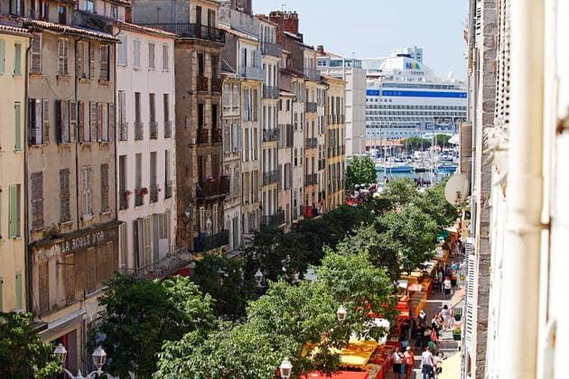 Toulon (south-eastern France): Cours Lafayette Toulon (south-eastern France): market in cours Lafayette . In the background, ship belonging to Aida cruises *** Local Caption *** PACA; Provence Alpes Cote d Azur; Toulon; Var 83 Eurasia; Europe; Western Europe; France  Copyright: xLatour Alpaca Andia.frx 255071