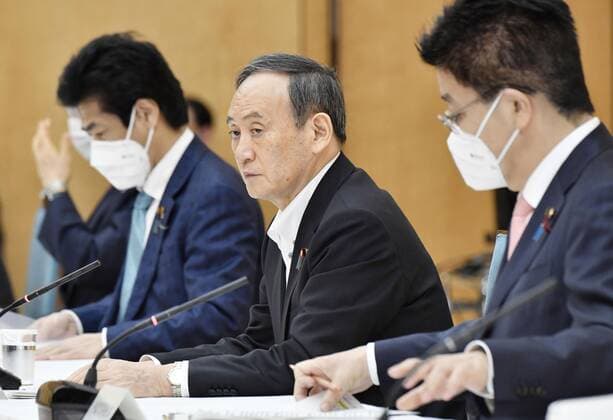 News Bilder des Tages Extension of COVID-19 state of emergency in Japan Japanese Prime Minister Yoshihide Suga (C) attends a coronavirus task force meeting in Tokyo on May 7, 2021. Suga announced the expansion of the COVID-19 state of emergency beyond Tokyo and the Osaka region and its extension through the end of the month. 