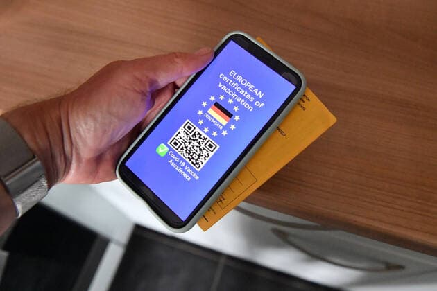 Themenbild Symbolfoto:Ein europaweit anerkannter Nachweis soll Geimpften bald weitgehende Freiheiten ermoeglichen.Digitales EU-Impfdokument,Impfzertifikat auf einem Smartphone Digitaler Impfpass,Impfbestaetigung, Impfausweis,Nachweis,Impfnachweis Mit einem faelschungssicheren Impfpass sollen die Buerger wieder zu mehr Freiheitsrechten in der Coronavirus Pandemie gelangen-so koennte z.B. das Reisen wieder fuer geimpfte Personen moeglich werden.