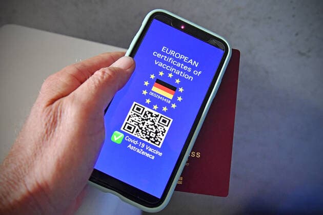 Themenbild Symbolfoto:Ein europaweit anerkannter Nachweis soll Geimpften bald weitgehende Freiheiten ermoeglichen.Digitales EU-Impfdokument,Impfzertifikat auf einem Smartphone Digitaler Impfpass,Impfbestaetigung, Impfausweis,Nachweis,Impfnachweis Mit einem faelschungssicheren Impfpass sollen die Buerger wieder zu mehr Freiheitsrechten in der Coronavirus Pandemie gelangen-so koennte z.B. das Reisen wieder fuer geimpfte Personen moeglich werden.