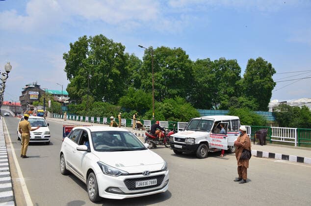 May 7, 2021, Srinagar, India: A policeman stops vehicles during a lockdown imposed by the authorities following the surge in coronavirus cases in Srinagar..Normal life remained affected in Jammu and Kashmir on the ninth day of the last Friday of Ramadan with the imposition of lockdown following an alarming surge in coronavirus cases. India reported a record daily rise in coronavirus cases of 414,188, while deaths from COVID-19 swelled by 3,915 in the last 24 hours. Srinagar India - ZUMAs197 20210507_zaa_s197_017 Copyright: xSaqibxMajeedx