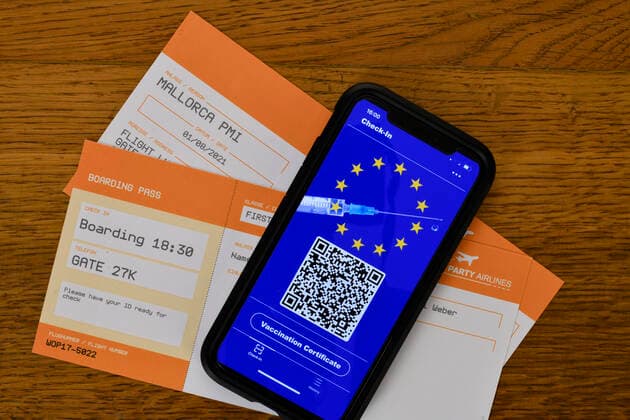 Symbofoto Impfprivilegien, Smartphone mit digitalem europäischen Impfpass mit QR-Code, Bordkarten für Flugreise, Corona-Krise, Deutschland Coronavirus