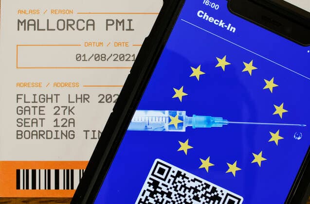 Symbofoto Impfprivilegien, Smartphone mit digitalem europäischen Impfpass mit QR-Code, Bordkarte für Flugreise, Corona-Krise, Deutschland Coronavirus