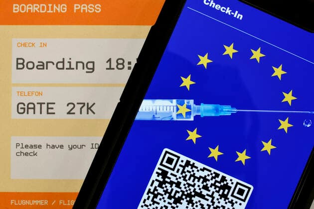 Symbofoto Impfprivilegien, Smartphone mit digitalem europäischen Impfpass mit QR-Code, Bordkarte für Flugreise, Corona-Krise, Deutschland Coronavirus