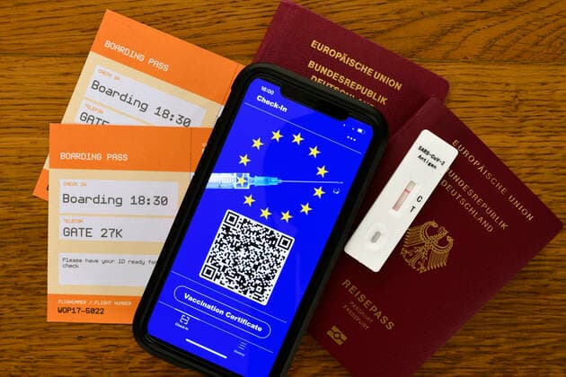 Symbofoto Impfprivilegien, Smartphone mit digitalem europäischen Impfpass mit QR-Code, Reisepass, Bordkarten für Flugreise, Schnelltest, Corona-Krise, Deutschland Coronavirus