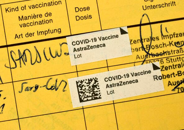 Impfpass nach zweiter erfolgter Impfung mit AstraZeneca gegen Covid-19, Sars-CoV-2, Corona-Krise, Stuttgart, Baden-Württemberg, Deutschland Coronavirus Impfstoff