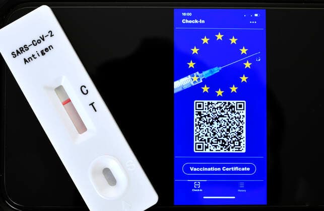 Symbofoto Gleichstellung von negativen Schnelltests mit Geimpften, Schnelltest, Smartphone mit digitalem europäischen Impfpass mit QR-Code, Corona-Krise, Deutschland Coronavirus