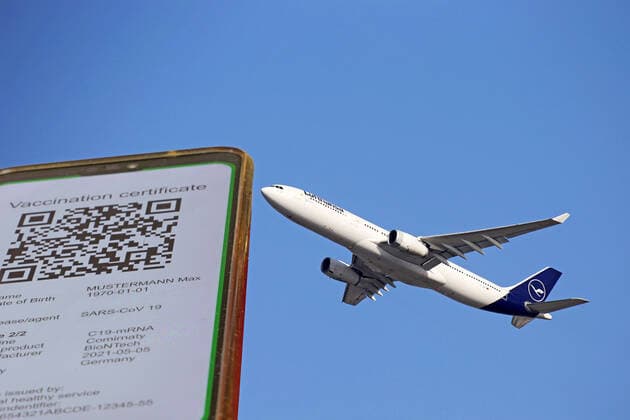 Symbolbild: Digitaler Grüner Pass und eine startende Lufthansal-Maschine