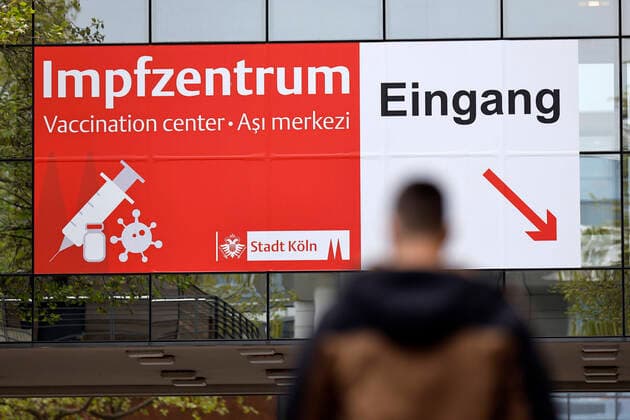 Wer sich wann in Deutschland gegen Corona impfen lassen darf, regelt vor allem die Impfverordnung des Bundesgesundheitsministeriums. Darüber hinaus regelt das Land NRW für sich selbst, in welcher Reihenfolge innerhalb dieser Prioritätengruppen bestimmte Gruppen von Menschen geimpft werden. Das betrifft vor allem die Impfungen in den Impfzentren. Im Bild das Impfzentrum in der Koelnmesse. (Themenbild, Symbolbild) Köln, 06.05.2021