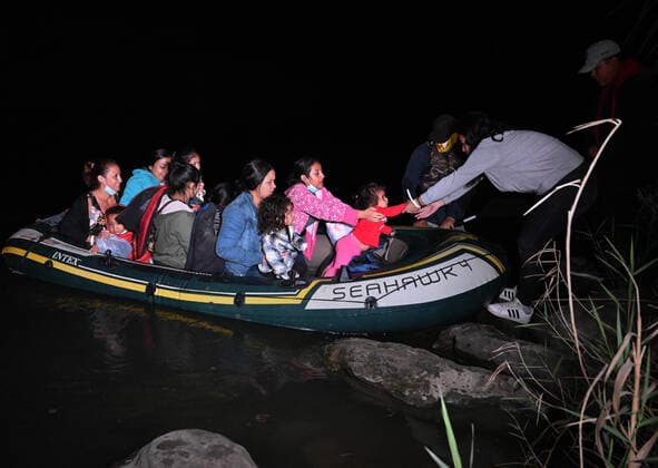 Bilder des Jahres 2021, News 05 Mai News Themen der Woche KW18 News Bilder des Tages May 7, 2021, Roma, Texas, USA: Asylum-seeking migrants cross the Rio Grande River at the border with Mexico in Roma TX on May 7, 2021. A surge has been overwhelming U.S. facilities at the southern borders. Roma USA - ZUMAg208 20210507_zap_g208_007 Copyright: xCarolxGuzyx