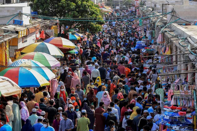 Coronavirus in Bangladesch, Vorbereitungen zum Eid al-Fitr in Dhaka May 7, 2021, Dhaka, Bangladesh: Crowded market area with people shopping ahead of Eid celebrations that marks the end of Ramadan, Muslim holy month of fasting. Dhaka Bangladesh - ZUMAs197 20210507_zab_s197_015 Copyright: xMdxManikx