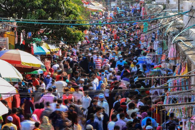 Coronavirus in Bangladesch, Vorbereitungen zum Eid al-Fitr in Dhaka May 7, 2021, Dhaka, Bangladesh: Crowded market area with people shopping ahead of Eid celebrations that marks the end of Ramadan, Muslim holy month of fasting. Dhaka Bangladesh - ZUMAs197 20210507_zab_s197_016 Copyright: xMdxManikx