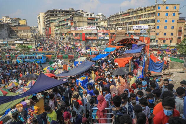 Coronavirus in Bangladesch, Vorbereitungen zum Eid al-Fitr in Dhaka May 7, 2021, Dhaka, Bangladesh: Crowded market area with people shopping ahead of Eid celebrations that marks the end of Ramadan, Muslim holy month of fasting. Dhaka Bangladesh - ZUMAs197 20210507_zab_s197_017 Copyright: xMdxManikx