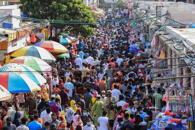 Coronavirus in Bangladesch, Vorbereitungen zum Eid al-Fitr in Dhaka May 7, 2021, Dhaka, Bangladesh: Crowded market area with people shopping ahead of Eid celebrations that marks the end of Ramadan, Muslim holy month of fasting. Dhaka Bangladesh - ZUMAs197 20210507_zab_s197_018 Copyright: xMdxManikx
