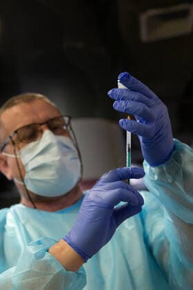 Coronavirus in Polen, Eröffnung von Impfzentrum in der Tauron Arena in Krakau Krakow Opens Mass Vaccination Venue Health worker fills a syringe as first patients attend their Covid-19 vaccination appointments in the newly opened mass vaccination centre in Tauron Arena in Krakow, Poland on May 7, 2021. Tauron Arena opened for mass vaccination for the general public on May 7, it is another centre of its kind in Poland. More than 13 million Poles received their first jab. Krakow malopolskie Poland zarzycka-krakowpo210507_npTJA  Copyright: xDominikaxZarzyckax