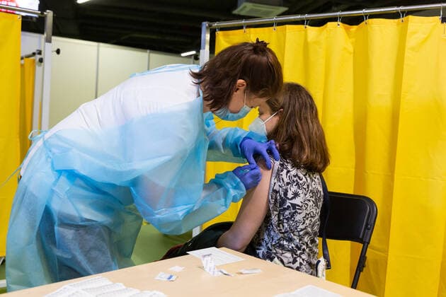 Coronavirus in Polen, Eröffnung von Impfzentrum in der Tauron Arena in Krakau Krakow Opens Mass Vaccination Venue Health worker applies Covid-19 jab as first patients attend their vaccination appointments in the newly opened mass vaccination centre in Tauron Arena in Krakow, Poland on May 7, 2021. Tauron Arena opened for mass vaccination for the general public on May 7, it is another centre of its kind in Poland. More than 13 million Poles received their first jab. Krakow malopolskie Poland zarzycka-krakowpo210507_npsm4  Copyright: xDominikaxZarzyckax