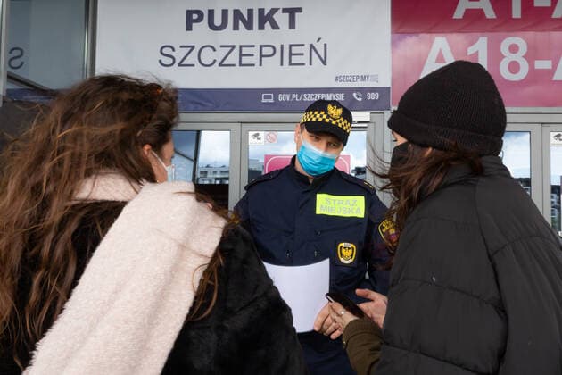 Coronavirus in Polen, Eröffnung von Impfzentrum in der Tauron Arena in Krakau Krakow Opens Mass Vaccination Venue Public security guard talks to the patients as they attend their Covid-19 vaccination appointments in the newly opened mass vaccination centre in Tauron Arena in Krakow, Poland on May 7, 2021. Tauron Arena opened for mass vaccination for the general public on May 7, it is another centre of its kind in Poland. More than 13 million Poles received their first jab. Krakow malopolskie Poland zarzycka-krakowpo210507_npiZ6  Copyright: xDominikaxZarzyckax