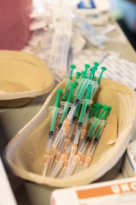 Coronavirus in Polen, Eröffnung von Impfzentrum in der Tauron Arena in Krakau Krakow Opens Mass Vaccination Venue Ready syringe wait for first patients as they attend their Covid-19 vaccination appointments in the newly opened mass vaccination centre in Tauron Arena in Krakow, Poland on May 7, 2021. Tauron Arena opened for mass vaccination for the general public on May 7, it is another centre of its kind in Poland. More than 13 million Poles received their first jab. Krakow malopolskie Poland zarzycka-krakowpo210507_npVeV  Copyright: xDominikaxZarzyckax