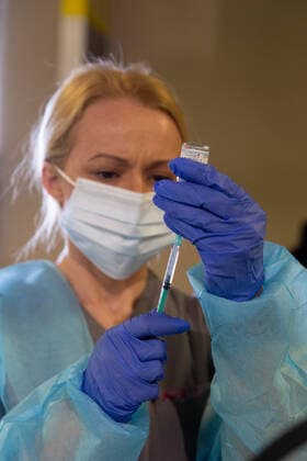 Coronavirus in Polen, Eröffnung von Impfzentrum in der Tauron Arena in Krakau Krakow Opens Mass Vaccination Venue Health worker fills a syringe as first patients attend their Covid-19 vaccination appointments in the newly opened mass vaccination centre in Tauron Arena in Krakow, Poland on May 7, 2021. Tauron Arena opened for mass vaccination for the general public on May 7, it is another centre of its kind in Poland. More than 13 million Poles received their first jab. Krakow malopolskie Poland zarzycka-krakowpo210507_npVS8  Copyright: xDominikaxZarzyckax