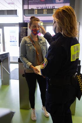 Coronavirus in Polen, Eröffnung von Impfzentrum in der Tauron Arena in Krakau Krakow Opens Mass Vaccination Venue Body temperature is being measured as the first patients attend their Cocid-19 vaccination appointments in a newly opened mass vaccination centre in Tauron Arena in Krakow, Poland on May 7, 2021. Tauron Arena opened for mass vaccination for the general public on May 7, it is another centre of its kind in Poland. More than 13 million Poles received their first jab. Krakow malopolskie Poland zarzycka-krakowpo210507_npECG  Copyright: xDominikaxZarzyckax