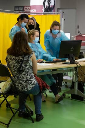 Coronavirus in Polen, Eröffnung von Impfzentrum in der Tauron Arena in Krakau Krakow Opens Mass Vaccination Venue Health workers discuss a problem as first patients attend their Covid-19 vaccination appointments in the newly opened mass vaccination centre in Tauron Arena in Krakow, Poland on May 7, 2021. Tauron Arena opened for mass vaccination for the general public on May 7, it is another centre of its kind in Poland. More than 13 million Poles received their first jab. Krakow malopolskie Poland zarzycka-krakowpo210507_npLaS  Copyright: xDominikaxZarzyckax
