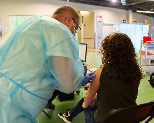 Coronavirus in Polen, Eröffnung von Impfzentrum in der Tauron Arena in Krakau Krakow Opens Mass Vaccination Venue Health worker applies Covid-19 jab as first patients attend their vaccination appointments in the newly opened mass vaccination centre in Tauron Arena in Krakow, Poland on May 7, 2021. Tauron Arena opened for mass vaccination for the general public on May 7, it is another centre of its kind in Poland. More than 13 million Poles received their first jab. Krakow malopolskie Poland zarzycka-krakowpo210507_npLFQ  Copyright: xDominikaxZarzyckax