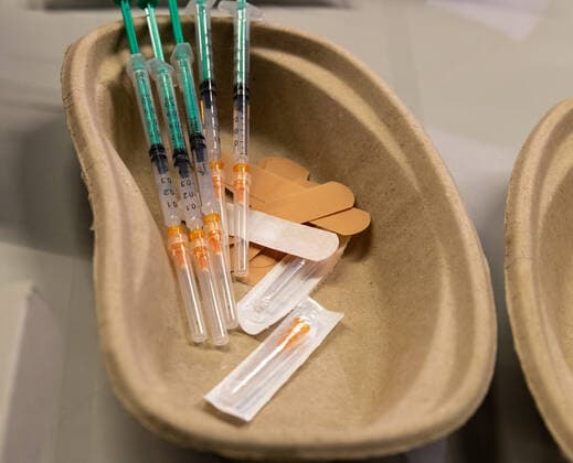 Coronavirus in Polen, Eröffnung von Impfzentrum in der Tauron Arena in Krakau Krakow Opens Mass Vaccination Venue Ready syringe wait for first patients as they attend their Covid-19 vaccination appointments in the newly opened mass vaccination centre in Tauron Arena in Krakow, Poland on May 7, 2021. Tauron Arena opened for mass vaccination for the general public on May 7, it is another centre of its kind in Poland. More than 13 million Poles received their first jab. Krakow malopolskie Poland zarzycka-krakowpo210507_npLGq  Copyright: xDominikaxZarzyckax