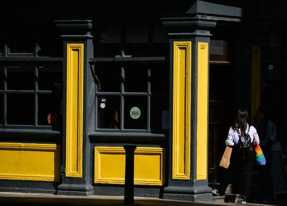 Daily Life In Dublin During COVID-19 Lockdown People waiting for a takeaway drink outside a pub in Dublin city center during the final days of the COVID-19 lockdown. On Friday, 7 May 2021, in Dublin, Ireland. Dublin Ireland widak-dublinda210507_npxcG  Copyright: xArturxWidakx