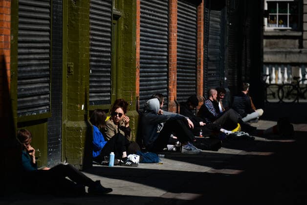 Daily Life In Dublin During COVID-19 Lockdown People sit outside a closed pub in Dublin city center during the final days of the COVID-19 lockdown. On Friday, 7 May 2021, in Dublin, Ireland. Dublin Ireland widak-dublinda210507_npWUW  Copyright: xArturxWidakx