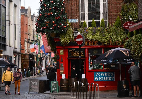 Daily Life In Dublin During COVID-19 Lockdown Dublin s Temple Bar open for take away drinks during the final days of the COVID-19 lockdown. On Friday, 7 May 2021, in Dublin, Ireland. Dublin Ireland widak-dublinda210507_np5Kc  Copyright: xArturxWidakx