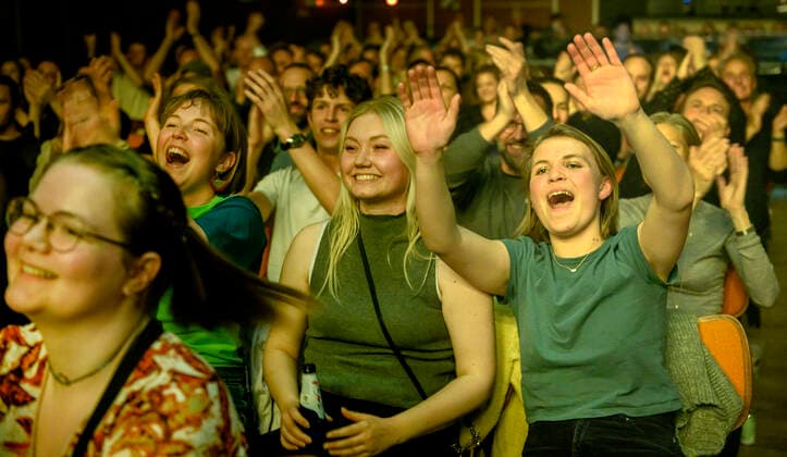 Publikum til siddende koncert under Koncertaftenen med Vega s udvalgte, der fejrer genaabningen af spillestedet Vega fredag den 7. maj 2021. Vega har vaeret nedlukket i flere maaneder paa grund af Corona Covid-19 krisen og kan nu aabne for koncerter, dog med halv kapacitet 500 Personer. , Copenhagen Copyright: TorbenxChristensen TorbenxChristensenx COP200 spdk20210508-022436-L