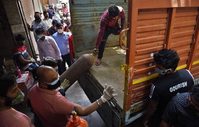 NEW DELHI, INDIA - MAY 7: Peope at an oxygen cylinder refilling centre at Bhogal on May 7, 2021 in New Delhi, India. (Photo by Ajay Aggarwal Hindustan Times) India Faces Oxygen Crisis As Covid-19 Cases Mount