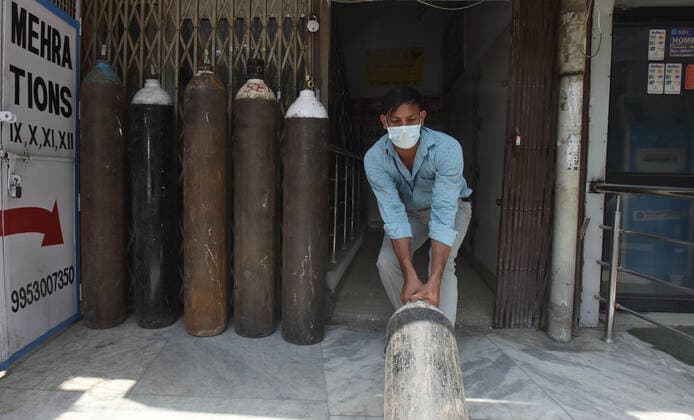 News Themen der Woche KW18 News Bilder des Tages NEW DELHI, INDIA - MAY 7: A health worker moving an empty oxygen cylinder at Indraprasth Newborn and Child Hospital in West Vinod Nagar on May 7, 2021 in New Delhi, India. (Photo by Raj K Raj Hindustan Times) India Faces Oxygen Crisis As Covid-19 Cases Mount
