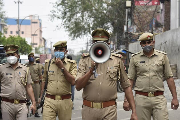NOIDA, INDIA - MAY 7: Police personnel make annopuncement at sector 8 road during curfew imposed to curb the spread of coronavirus disease (Covid-19) on May 7, 2021 in Noida, India. (Photo by Sunil Ghosh Hindustan Times) Lockdown In Noida Amid Covid Pandemic